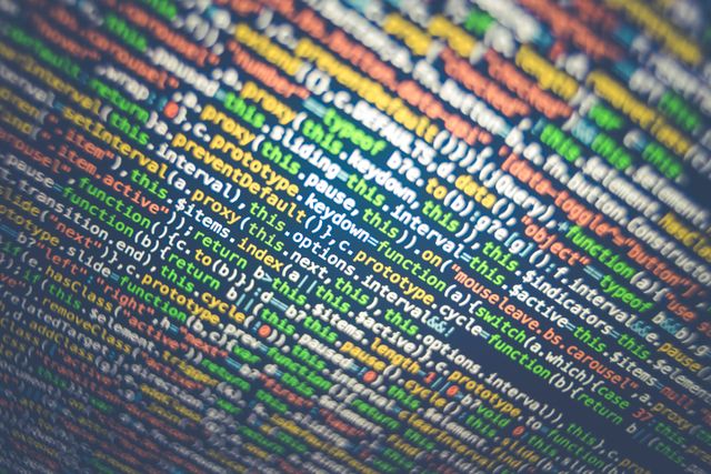 Lignes de code affichées sur un écran : protection des bases de données par le droit d'auteur et le droit sui generis du producteur